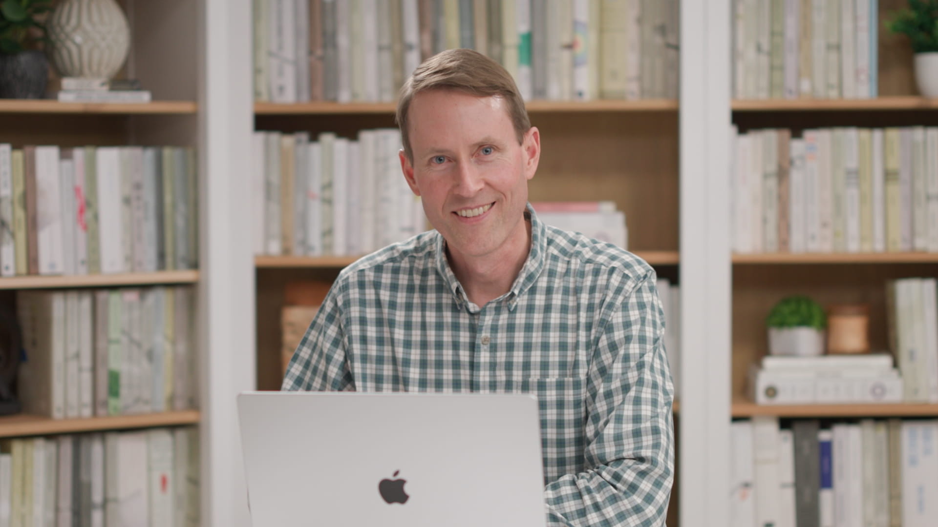 Scroll-based 3D card animation